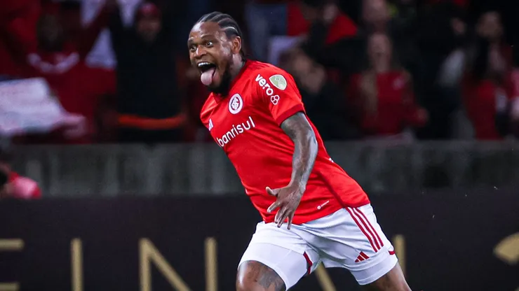 Luiz Adriano jogador do Internacional comemora seu gol durante partida contra o Independiente Medellín - Foto: Maxi Franzoi/AGIF
