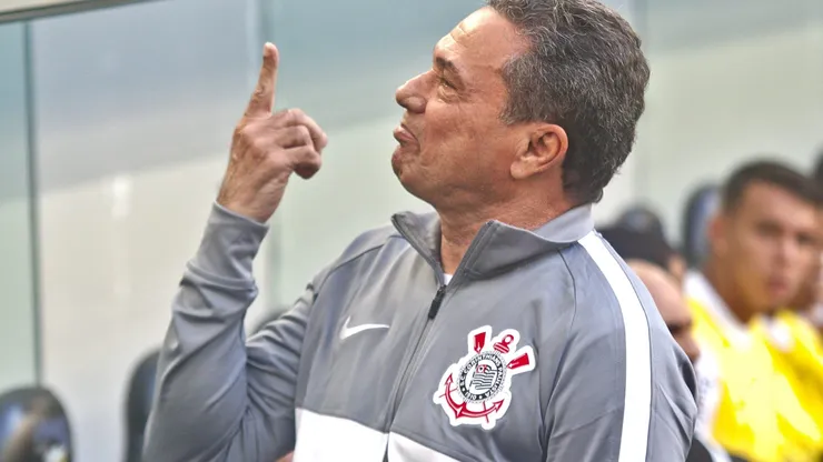 Foto: Gabriel Machado/AGIF - Vanderlei Luxemburgo, tecnico do Corinthians, durante partida contra o Athletico-PR no estadio Arena da Baixada pelo campeonato BRASILEIRO A 2023.