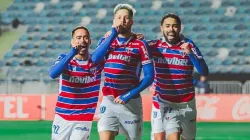 Foto: Reprodução das Redes Sociais do Fortaleza - O meia Lucas Crispim coloca a bola na barriga, e homenageia sua esposa