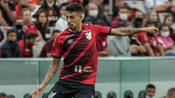 Foto: Robson Mafra/AGIF - Pedro Henrique, jogador do Athletico-PR, durante partida contra o Londrina no estadio Arena da Baixada pelo campeonato Paranaense 2022.