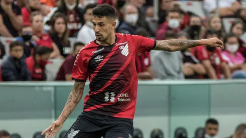 Foto: Robson Mafra/AGIF - Pedro Henrique, jogador do Athletico-PR, durante partida contra o Londrina no estadio Arena da Baixada pelo campeonato Paranaense 2022.