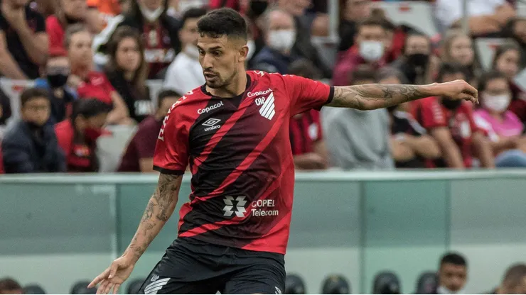 Foto: Robson Mafra/AGIF - Pedro Henrique, jogador do Athletico-PR, durante partida contra o Londrina no estadio Arena da Baixada pelo campeonato Paranaense 2022.