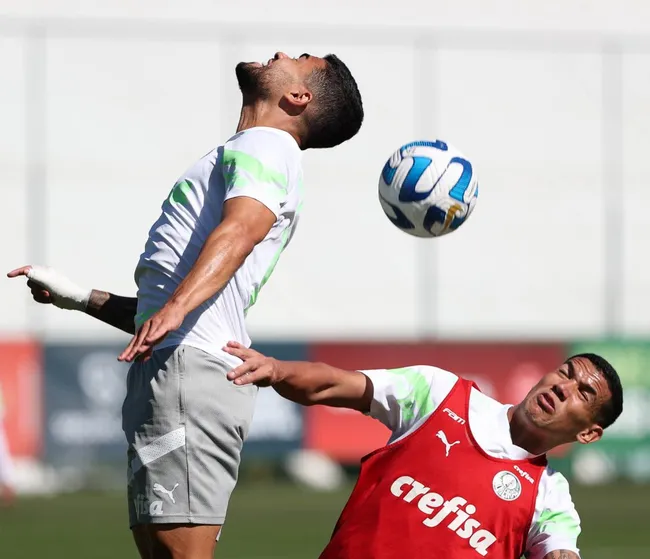 Foto: Cesar Greco – Naves (à direita) foi testado como volante no treino do Palmeiras para jogo contra Bolívar