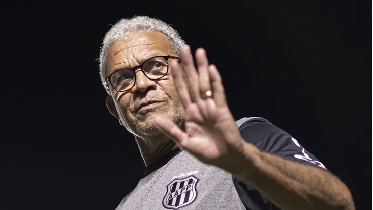 RJ - Rio de Janeiro - 27/04/2022 - BRASILEIRO B 2022, VASCO X PONTE PRETA - Helio dos Anjos tecnico do Ponte Preta durante partida contra o Vasco no estadio Sao Januario pelo campeonato Brasileiro B 2022. Foto: Jorge Rodrigues/AGIF