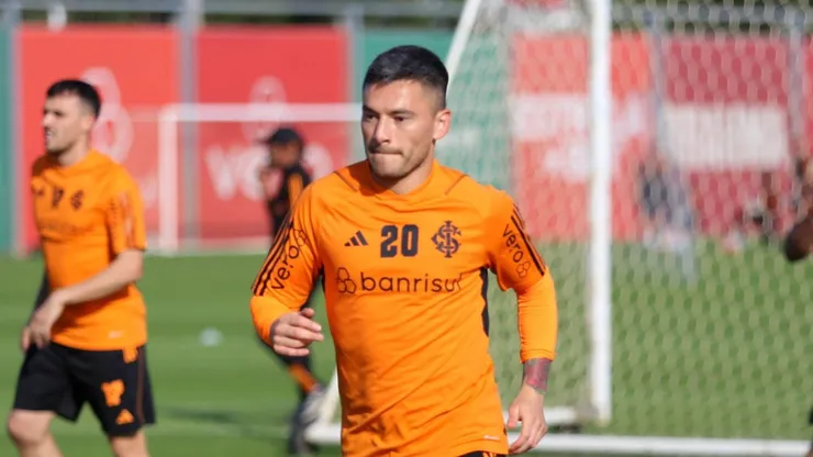 Foto Ricardo Duarte/Internacional - Aránguiz durante treinamento.