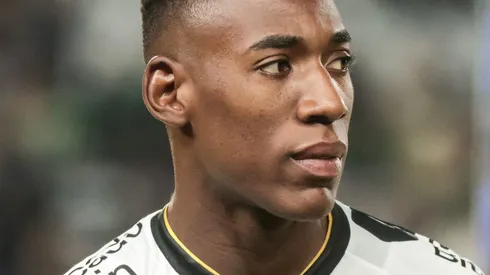 PR - CURITIBA - 11/05/2023 - BRASILEIRO A 2023, CORITIBA X VASCO - Leo jogador do Vasco durante execucao do hino nacional antes da partida contra o Coritiba no estadio Couto Pereira pelo campeonato BRASILEIRO A 2023. Foto: Robson Mafra/AGIF