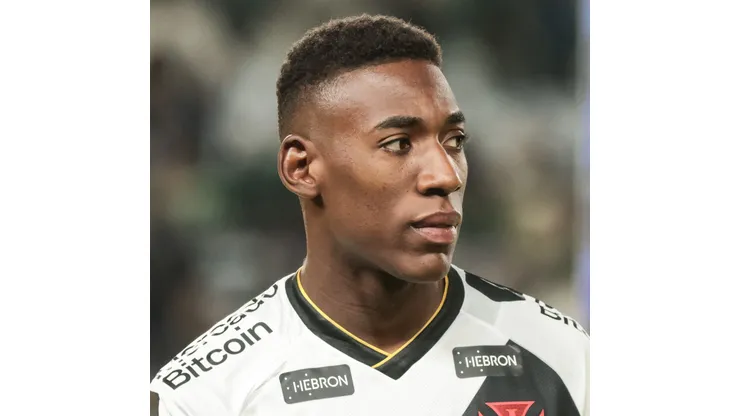 PR - CURITIBA - 11/05/2023 - BRASILEIRO A 2023, CORITIBA X VASCO - Leo jogador do Vasco durante execucao do hino nacional antes da partida contra o Coritiba no estadio Couto Pereira pelo campeonato BRASILEIRO A 2023. Foto: Robson Mafra/AGIF