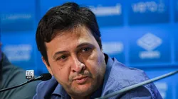 RS - Porto Alegre - 17/03/2023 - GREMIO - COLETIVA DE APOSENTADORIA DE LUCAS LEIVA - O presidente Alberto Guerra agradece Lucas Leiva pela sua trajetoria no Clube. Foto: Maxi Franzoi/AGIF