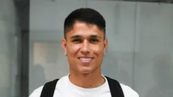Reprodução Site Oficial Flamengo/Gilvan de Souza - Luiz Araújo veste a camisa do Flamengo