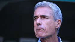 Foto: Ettore Chiereguini/AGIF - Luis Castro, tecnico do Botafogo, durante partida contra o Palmeiras no estadio Arena Allianz Parque pelo campeonato BRASILEIRO A 2023.