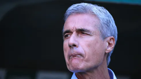 Foto: Ettore Chiereguini/AGIF - Luis Castro, tecnico do Botafogo, durante partida contra o Palmeiras no estadio Arena Allianz Parque pelo campeonato BRASILEIRO A 2023.