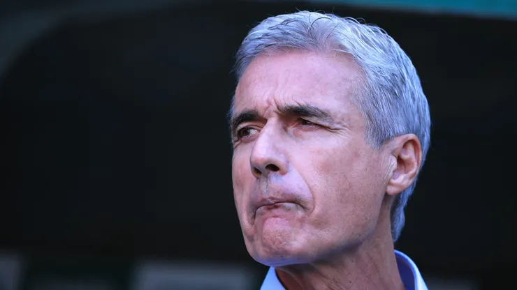 Foto: Ettore Chiereguini/AGIF - Luis Castro, tecnico do Botafogo, durante partida contra o Palmeiras no estadio Arena Allianz Parque pelo campeonato BRASILEIRO A 2023.