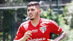 Erison com a camisa do São Paulo - Foto: Rubens Chiri/São Paulo FC