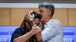 RS - PORTO ALEGRE - 08/04/2023 - GAUCHO 2023, GREMIO X CAXIAS - Renato Portaluppi treinador do Gremio comemora o titulo do Estadual com Alberto Guerra, presidente do Gremio durante partida contra o Caxias no estadio Arena do Gremio pelo campeonato Gaucho 2023. Foto: Maxi Franzoi/AGIF