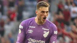 PR - CURITIBA - 24/06/2023 - BRASILEIRO A 2023, ATHLETICO-PR X CORINTHIANS - Bento jogador do Athletico-PR durante partida contra o Corinthians no estadio Arena da Baixada pelo campeonato BRASILEIRO A 2023. Foto: Gabriel Machado/AGIF
