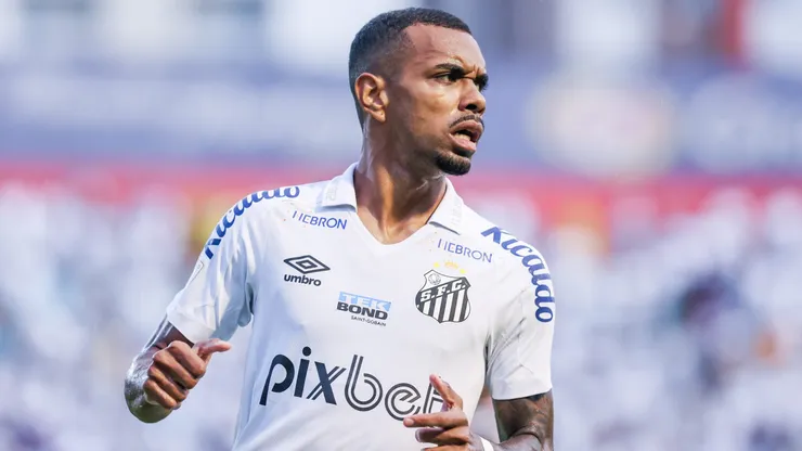 Foto: Marcello Zambrana/AGIF - Lucas Pires foi afastado no Santos