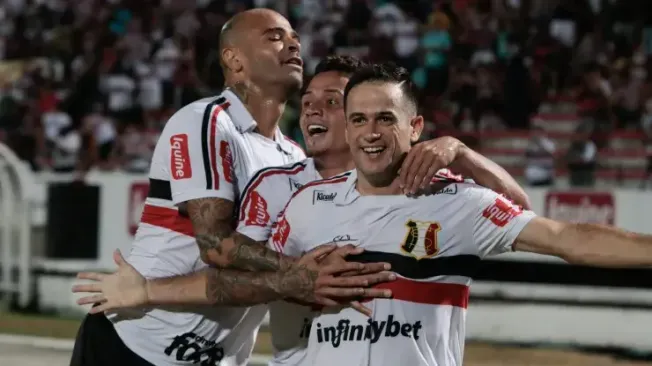 Foto: Caio Falcao/AGIF – Jogador do Santa Cruz, Pipico comemora seu gol com jogadores do seu time durante partida contra o Confianca no estadio Arruda pelo campeonato Brasileiro C 2019.