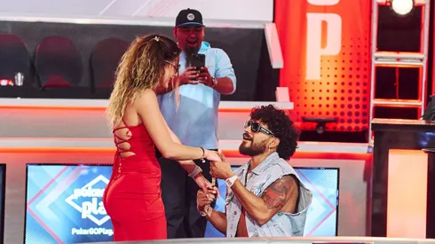 Lou Garza pede a noiva em casamento (Foto: Divulgação/PokerGO)