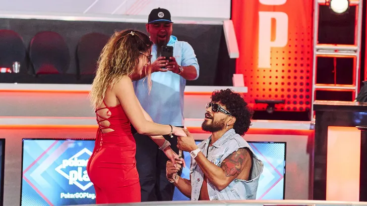 Lou Garza pede a noiva em casamento (Foto: Divulgação/PokerGO)