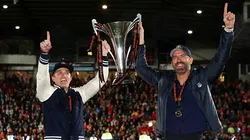 Rob McElhenney e Ryan Reynolds comemorando o título do Wrexham e acesso à quarta divisão inglesa