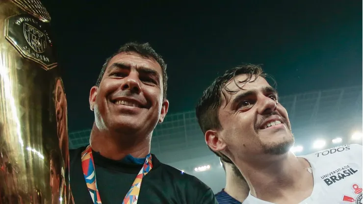 SP - Sao Paulo - 21/04/2019 - Paulista 2019, Corinthians x Sao Paulo - Fabio Carille tecnico do Corinthians e Fagner comemoram o titulo contra o Sao Paulo no estadio Arena Corinthians pelo campeonato Paulista 2019. Foto: Marcello Zambrana/AGIF