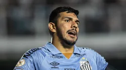 SP - SANTOS - 29/04/2023 - BRASILEIRO A 2023, SANTOS X AMERICA-MG - Joao Paulo jogador do Santos reclama com a arbitragem durante partida contra o America-MG no estadio Vila Belmiro pelo campeonato BRASILEIRO A 2023. Foto: Abner Dourado/AGIF