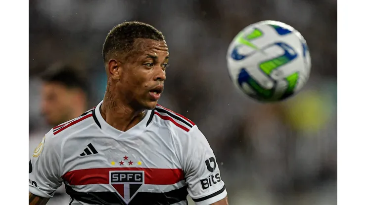 RJ - RIO DE JANEIRO - 15/04/2023 - BRASILEIRO A 2023, BOTAFOGO X SAO PAULO - Caio Paulista jogador do Sao Paulo durante partida contra o Botafogo no estadio Engenhao pelo campeonato BRASILEIRO A 2023. Foto: Thiago Ribeiro/AGIF