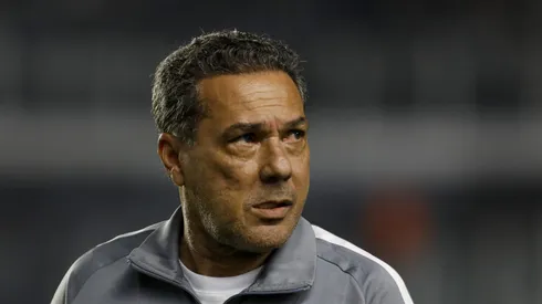 SANTOS, BRAZIL - JUNE 21: Vanderlei Luxemburgo, head coach of Corinthians looks on during the match between Santos and Corinthians as part of Brasileirao Series A 2023 at Vila Belmiro Stadium on June 21, 2023 in Santos, Brazil. (Photo by Ricardo Moreira/Getty Images)