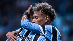 Bitello jogador do Gremio comemora seu gol com Luis Suarez jogador da sua equipe durante partida contra o America-MG no estadio Arena do Gremio pelo Brasilerião 2023. Foto: Maxi Franzoi/AGIF