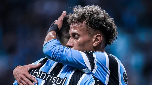 Bitello jogador do Gremio comemora seu gol com Luis Suarez jogador da sua equipe durante partida contra o America-MG no estadio Arena do Gremio pelo Brasilerião 2023. Foto: Maxi Franzoi/AGIF