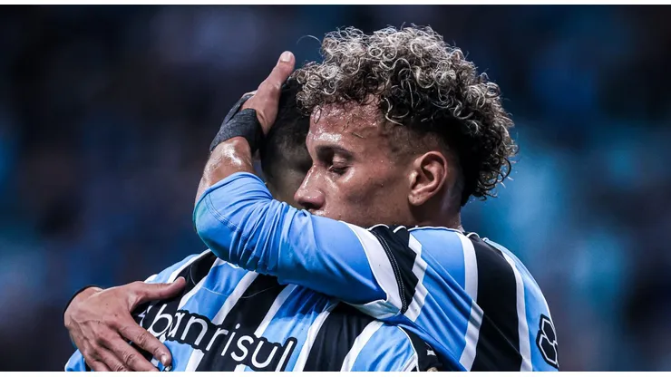Bitello jogador do Gremio comemora seu gol com Luis Suarez jogador da sua equipe durante partida contra o America-MG no estadio Arena do Gremio pelo Brasilerião 2023. Foto: Maxi Franzoi/AGIF