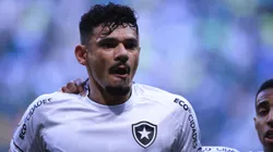 Foto: Ettore Chiereguini/AGIF - Tiquinho Soares, jogador do Botafogo, durante partida contra o Palmeiras no estadio Arena Allianz Parque pelo campeonato BRASILEIRO A 2023.