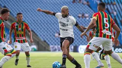 Foto: Israel Simonton / Ceará SC - Jogadores do Sampaio Corrêa confrontam jogador do Ceará no início da partida