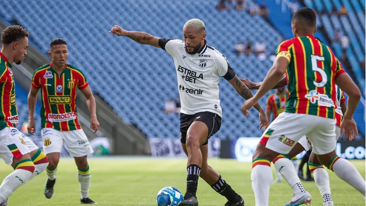 Foto: Israel Simonton / Ceará SC - Jogadores do Sampaio Corrêa confrontam jogador do Ceará no início da partida