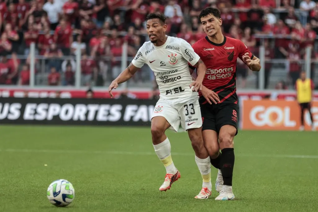 PR - CURITIBA - 24/06/2023 - BRASILEIRO A 2023, ATHLETICO-PR X CORINTHIANS - Vitor Bueno jogador do Athletico-PR disputa lance com Ruan Oliveira jogador do Corinthians durante partida no estadio Arena da Baixada pelo campeonato BRASILEIRO A 2023. Foto: Robson Mafra/AGIF