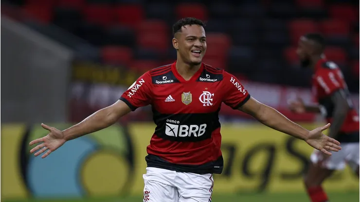 RIO DE JANEIRO, BRAZIL - JUNE 19: Rodrigo Muniz of Flamengo celebrates after scoring his team's first goal during a match bewteen Flamengo and Red Bull Bragantino as part of Brazilian A Series at Maracana Stadium at Maracana Stadium on June 19, 2021 in Rio de Janeiro, Brazil. (Photo by Wagner Meier/Getty Images)