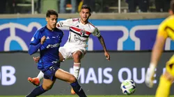 Foto: Gilson Lobo/AGIF - Jogador do Cruzeiro disputando a bola com o jogador do São Paulo, durante partida no estadio Independencia pelo campeonato BRASILEIRO A 2023.