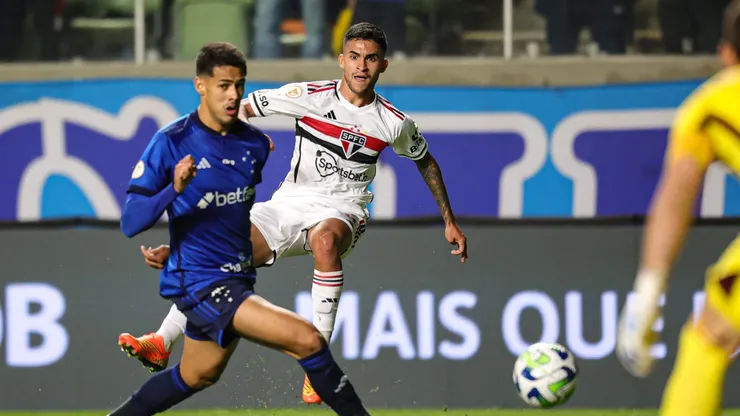 Foto: Gilson Lobo/AGIF - Jogador do Cruzeiro disputando a bola com o jogador do São Paulo, durante partida no estadio Independencia pelo campeonato BRASILEIRO A 2023.