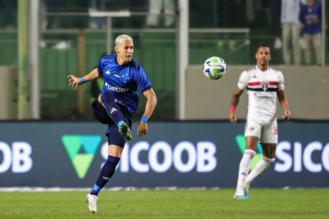 Foto: Gilson Lobo/AGIF – Mateus Vital, jogador do Cruzeiro, durante partida contra o Sao Paulo no estadio Independencia pelo campeonato BRASILEIRO A 2023.