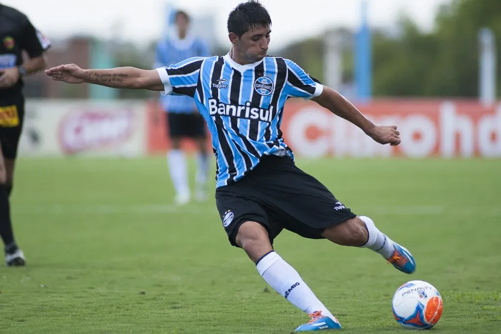 Alan Ruiz na época do Gremio em lance contra o Pelotas pelo Campeonato Gaucho 2014 no Estadio do Vale. Foto: Ramiro Furquim/AGIF