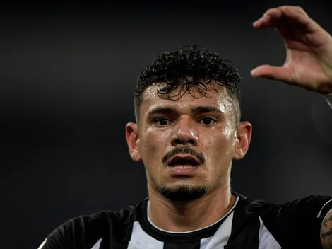 Eternizado na pele! Torcedor do Botafogo tatua autógrafo de Tiquinho Soares