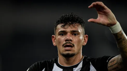 Tiquinho Soares, jogador do Botafogo, comemora seu gol durante partida contra o Fortaleza no Nilton Santos pelo Brasileirão 2023. Foto: Thiago Ribeiro/AGIF