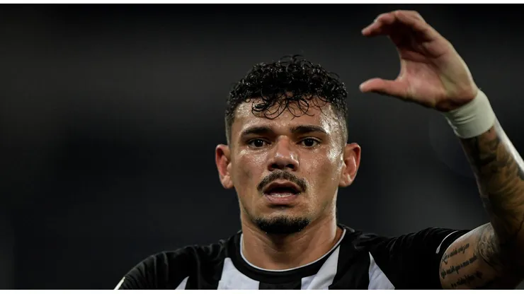 Tiquinho Soares, jogador do Botafogo, comemora seu gol durante partida contra o Fortaleza no Nilton Santos pelo Brasileirão 2023. Foto: Thiago Ribeiro/AGIF