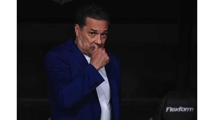 Ettore Chiereguini/AGIF. Fiel Torcida 'solta os cachorros' em cima de Luxemburgo