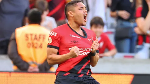 Foto: Divulgação/Athletico-PR - Vítor Roque aproveitou assistência de Khellven, alvo do Palmeiras, para marcar gol da vitória diante do Corinthians