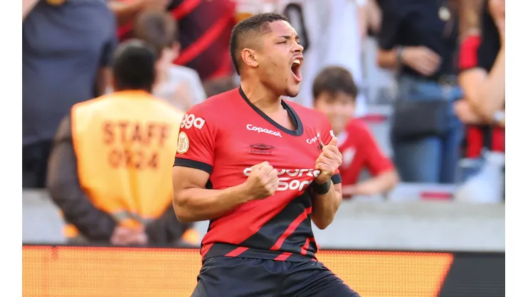 Foto: Divulgação/Athletico-PR - Vítor Roque aproveitou assistência de Khellven, alvo do Palmeiras, para marcar gol da vitória diante do Corinthians