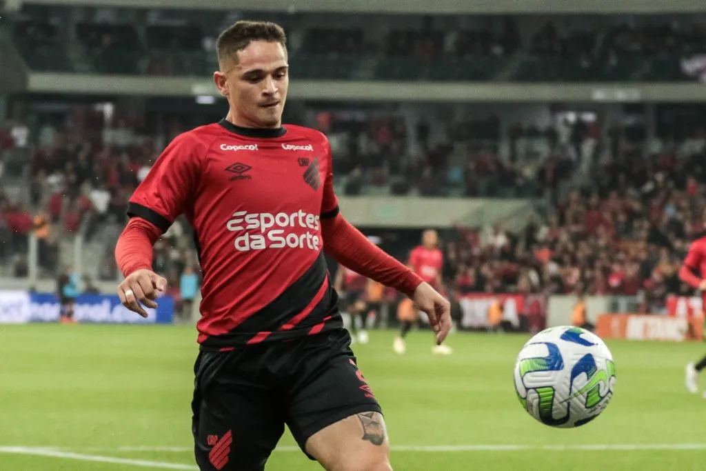 Foto: Robson Mafra/AGIF – Khellven, do Athletico-PR, é alvo do Palmeiras no mercado, informou a reportagem da TNT Sports