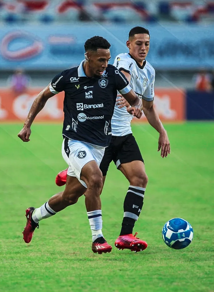 Foto: Samara Miranda/Remo – Pedro Vitor, jogador do Remo, disputando a bola com jogador do Figueirense, no jogo de hoje, sábado.