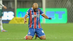 Foto: Jhony Pinho/AGIF - Thaciano, jogador do Bahia, comemora seu gol com jogadores do seu time durante partida contra o Palmeiras no estadio Arena Fonte Nova pelo campeonato BRASILEIRO A 2023.