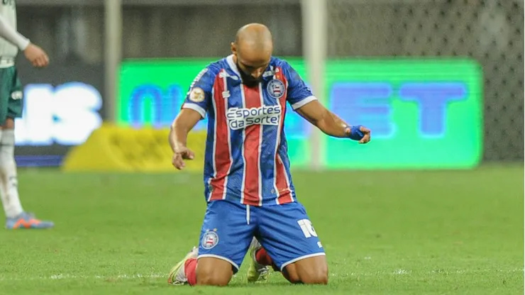 Foto: Jhony Pinho/AGIF - Thaciano, jogador do Bahia, comemora seu gol com jogadores do seu time durante partida contra o Palmeiras no estadio Arena Fonte Nova pelo campeonato BRASILEIRO A 2023.